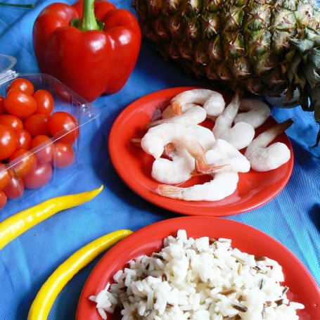 Krok 1 - Walentynkowy ananas kuszący krewetkami i nie tylko foto