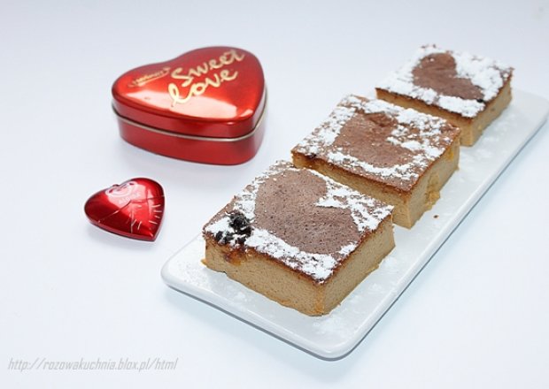 Fotografia przedstawiająca Walentynkowy Sernik krówkowo-czekoladowy