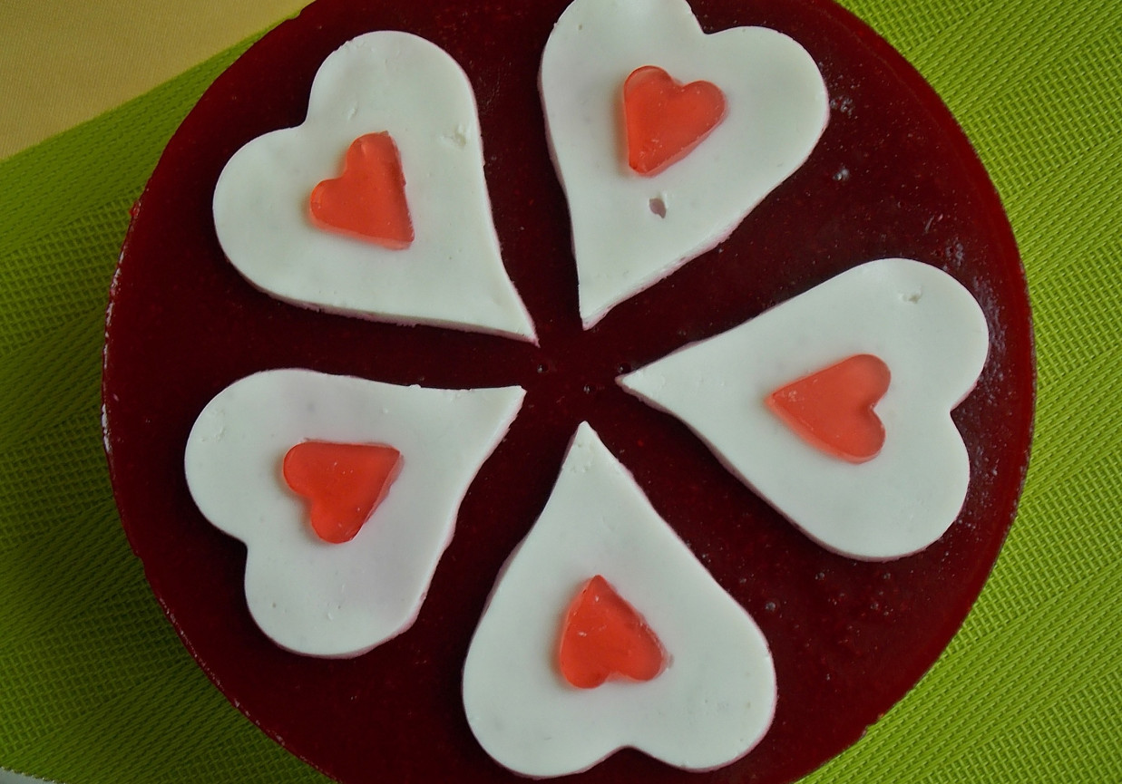 Walentynkowy sernik z musem malinowym foto