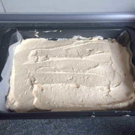 Krok 2 - Waniliowe ciasto z twarożkiem, truskawkami i kruszonką foto