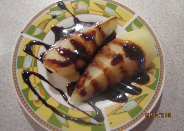 Fotografia przedstawiająca Waniliowe gruszki w czekoladowym sosie