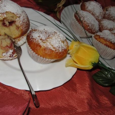 Krok 4 - Waniliowe muffinki z konfiturą truskawkową foto