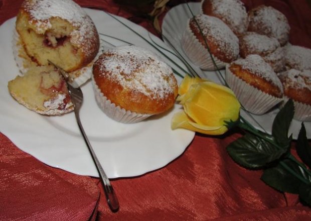 Fotografia przedstawiająca Waniliowe muffinki z konfiturą truskawkową