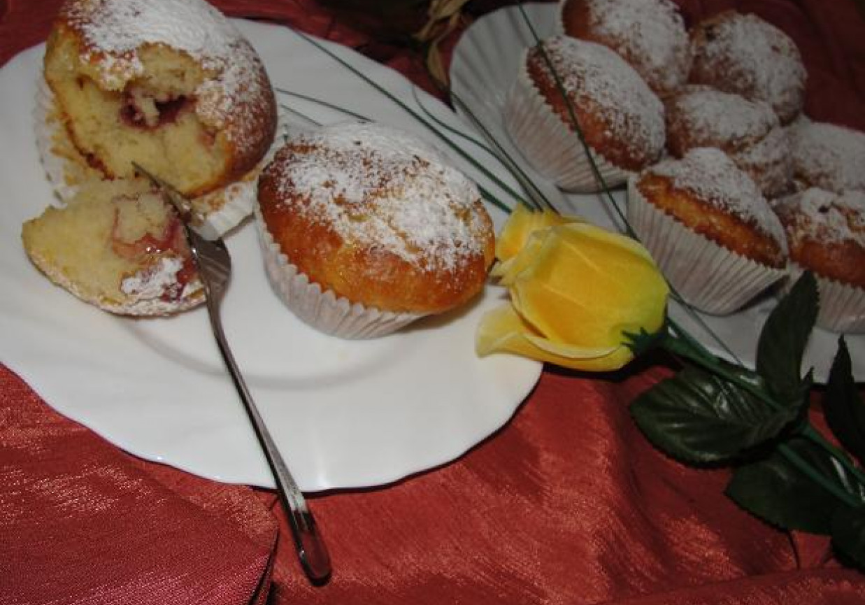 Waniliowe muffinki z konfiturą truskawkową foto