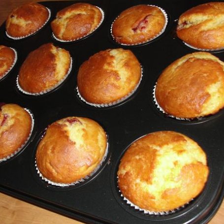 Krok 3 - Waniliowe muffinki z konfiturą truskawkową foto