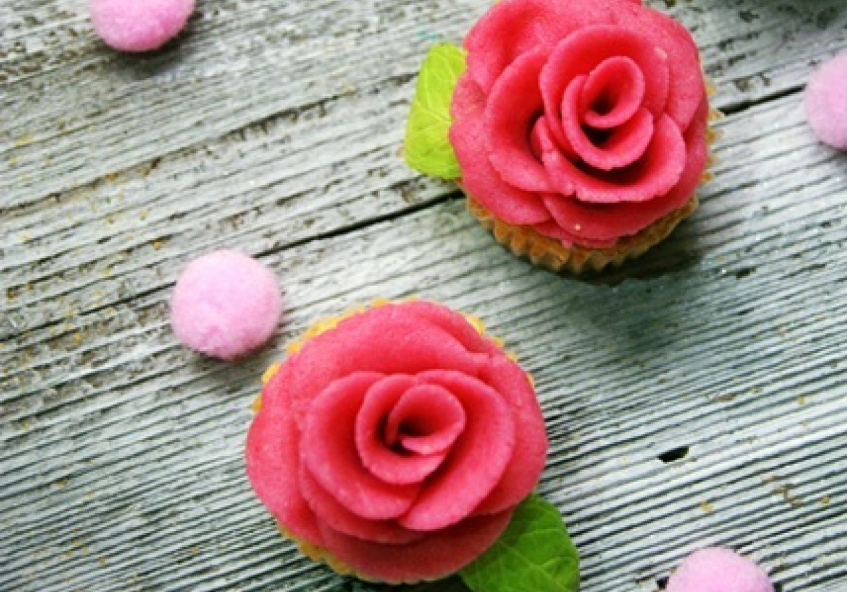 Waniliowe muffinki z różyczkami marcepanowymi foto