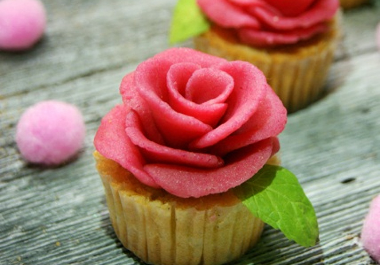 Waniliowe muffinki z różyczkami marcepanowymi foto