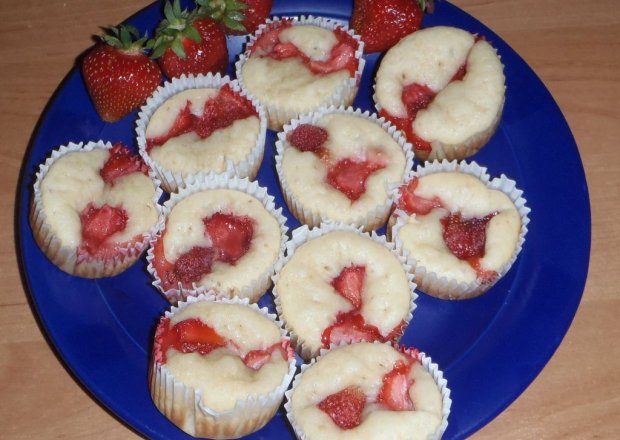 Fotografia przedstawiająca Waniliowe muffinki z truskawkami