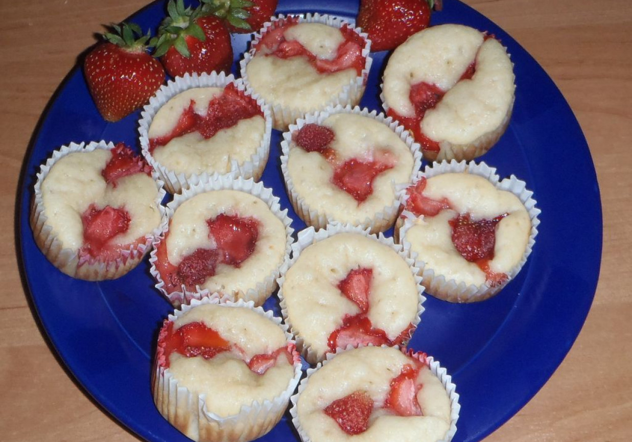 Waniliowe muffinki z truskawkami foto