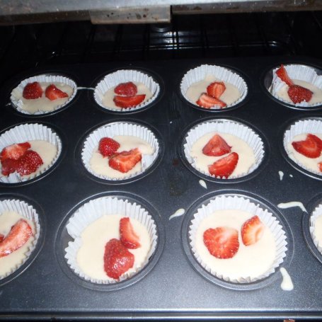 Krok 3 - Waniliowe muffinki z truskawkami foto