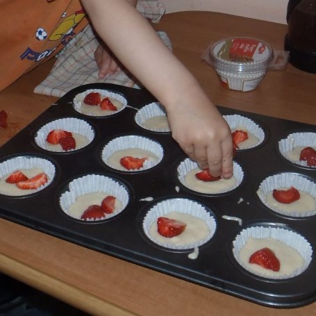 Krok 2 - Waniliowe muffinki z truskawkami foto