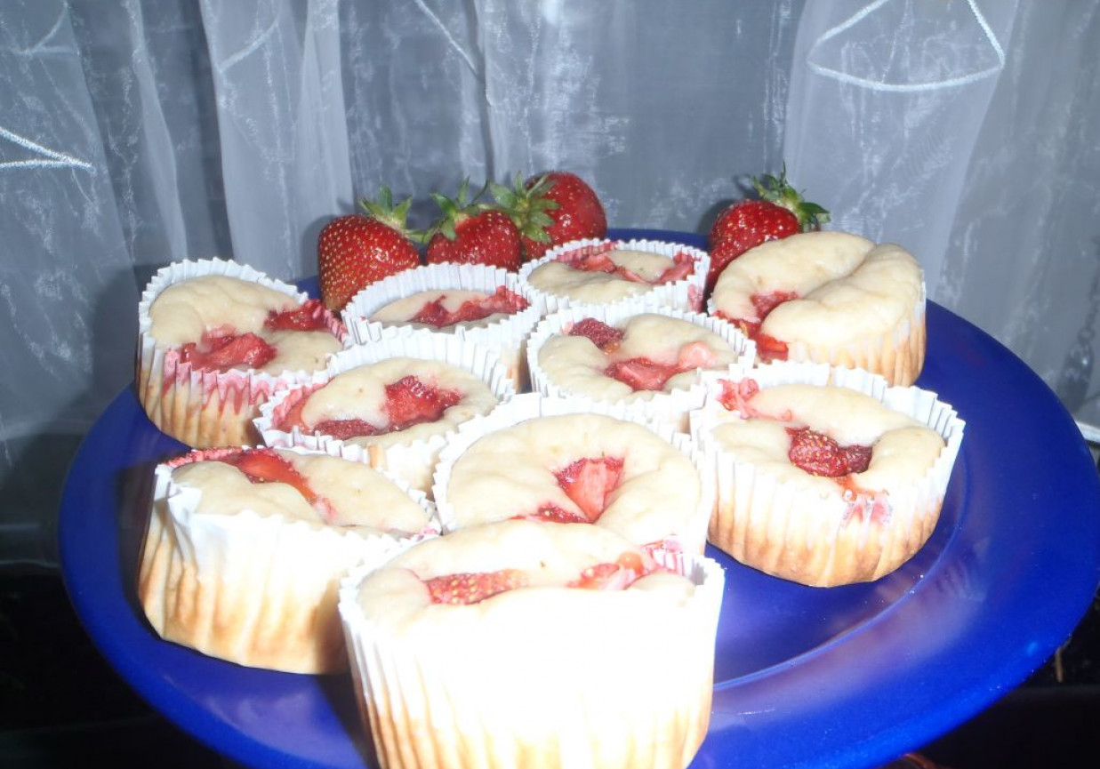 Waniliowe muffinki z truskawkami foto