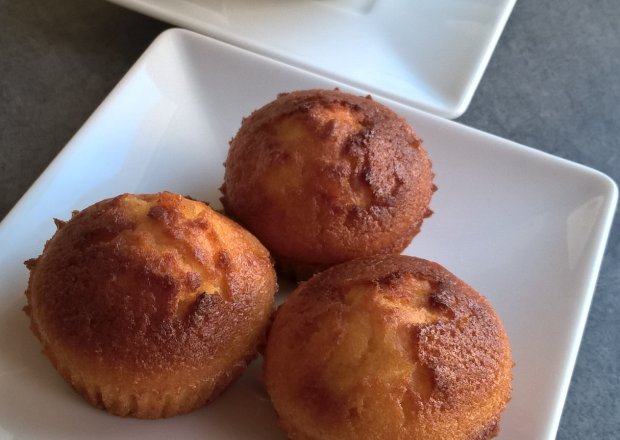 Fotografia przedstawiająca Waniliowe muffinki ze skórką pomarańczową