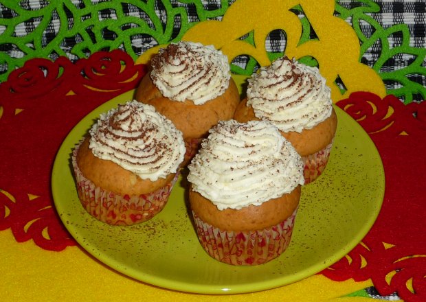 Fotografia przedstawiająca Waniliowe muffiny z bitą smietaną