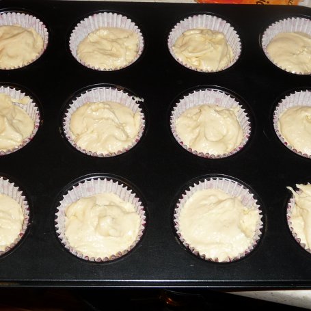 Krok 4 - Waniliowe muffiny z bitą smietaną foto