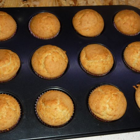 Krok 5 - Waniliowe muffiny z bitą smietaną foto