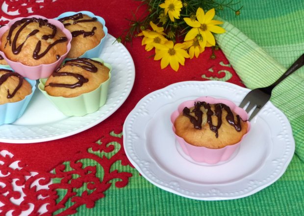 Fotografia przedstawiająca Waniliowe muffiny z czekoladą