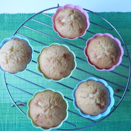 Krok 6 - Waniliowe muffiny z czekoladą foto