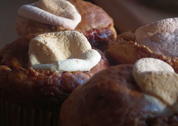 Fotografia przedstawiająca Waniliowe muffiny z piankami marshallow