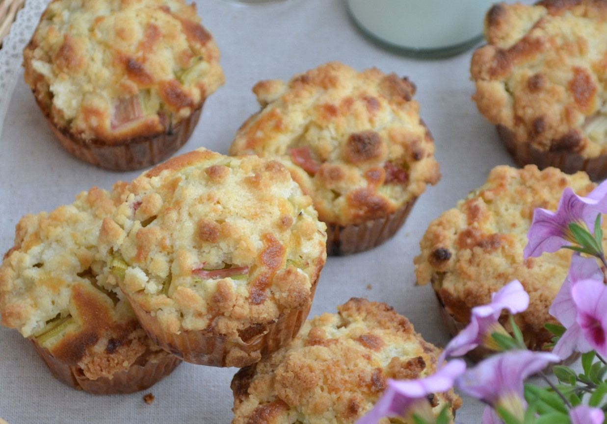 Waniliowe muffiny z rabarbarem i kruszonką foto