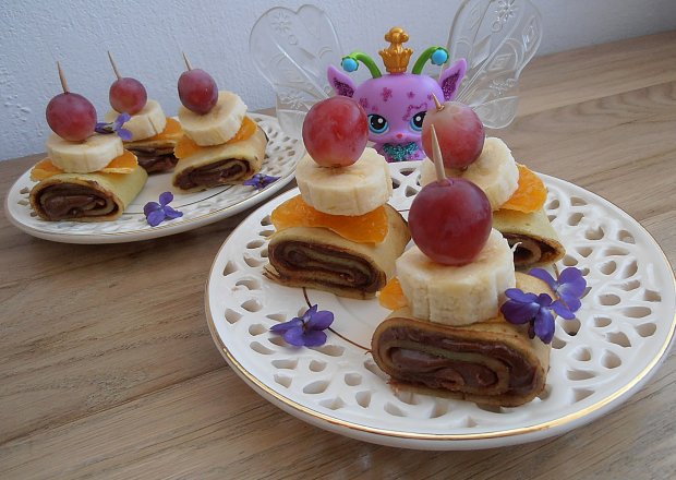 Fotografia przedstawiająca Waniliowe ślimaczki z nutellą i owocami