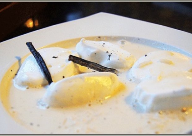 Fotografia przedstawiająca Waniliowe śniadanie z migdałowymi chmurkami