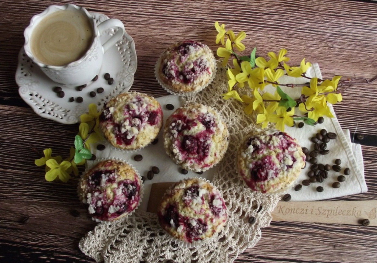 Waniliowo - kawowe muffiny z malinami pod kruszonką  foto
