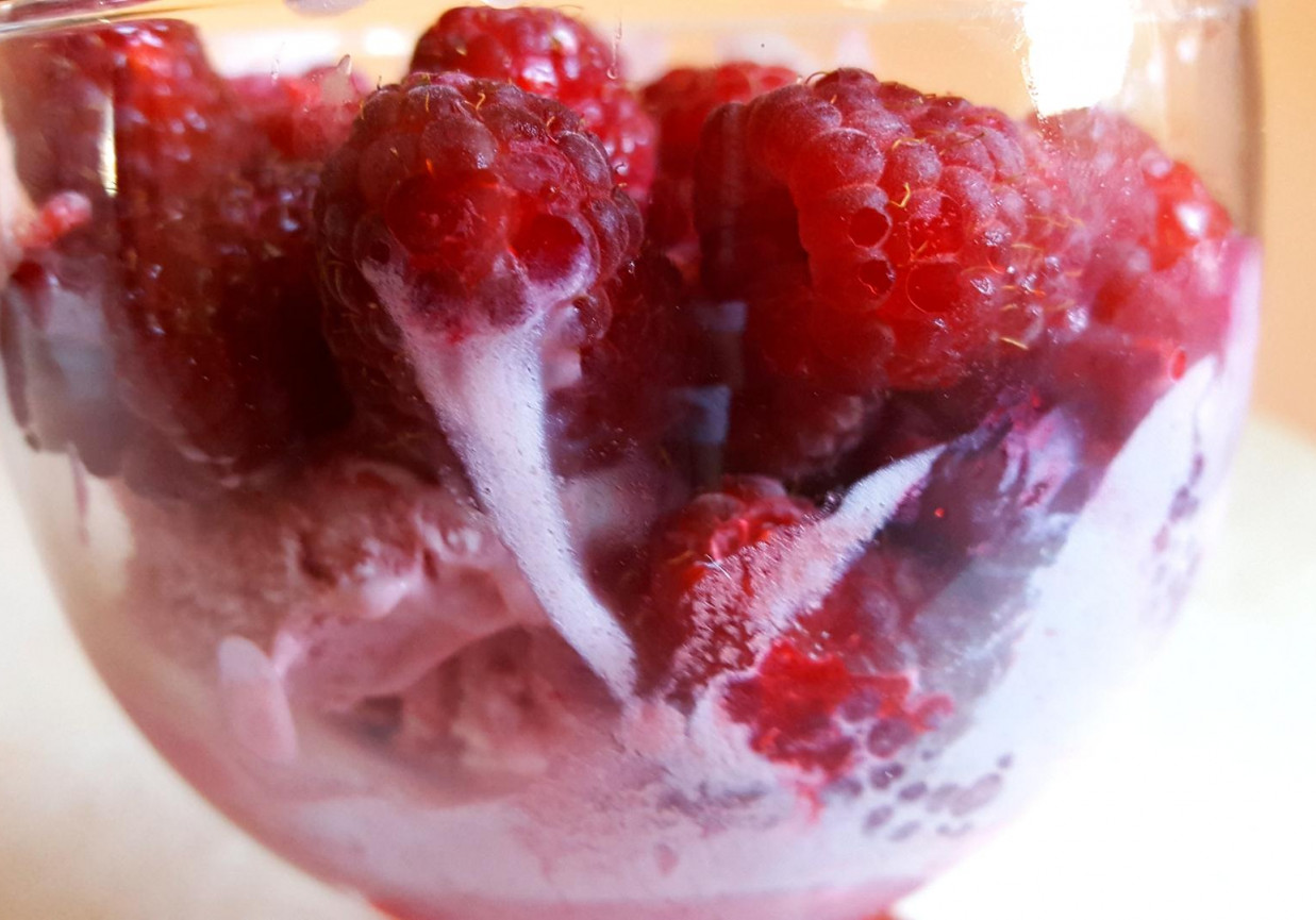 Waniliowo-malinowe lody z sokiem z malin i malinami foto