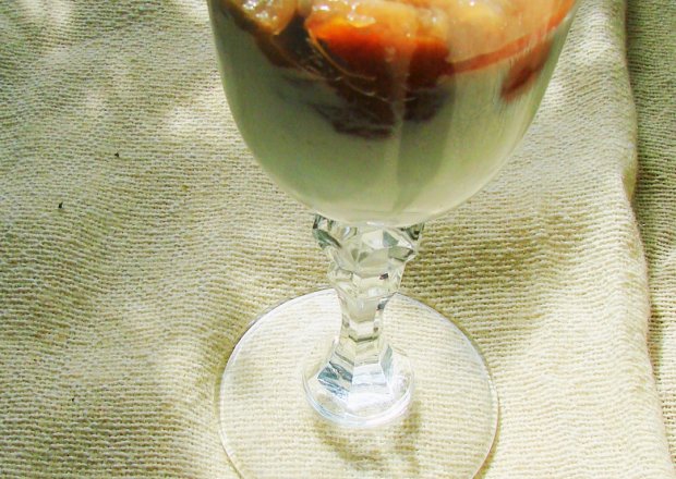 Fotografia przedstawiająca Waniliowy rabarbar i jogurt z lawendą