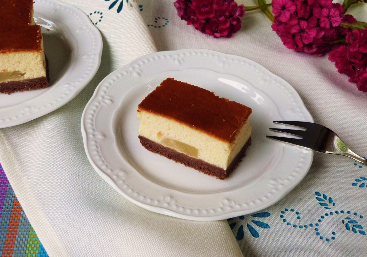 Waniliowy sernik z ananasami foto
