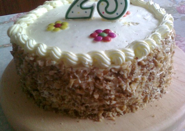 Fotografia przedstawiająca Waniliowy tort urodzinowy