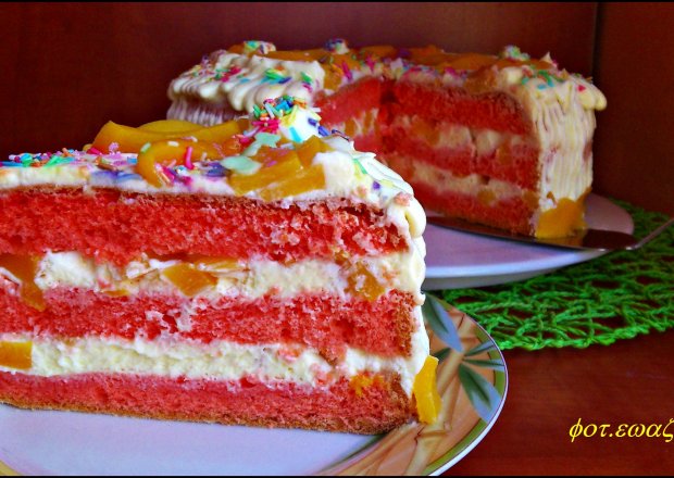 Fotografia przedstawiająca Waniliowy tort z brzoskwiniami
