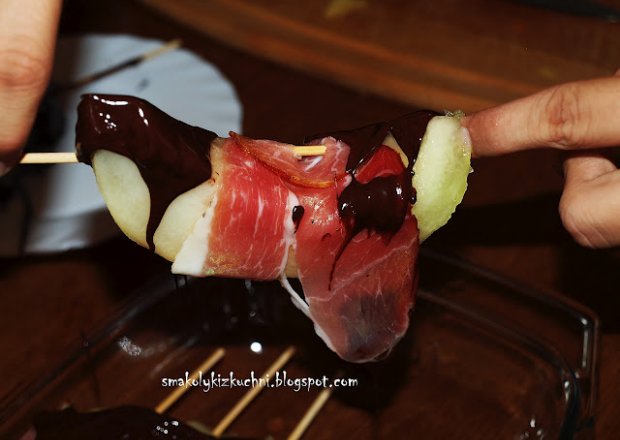 Fotografia przedstawiająca Wariacje z melonem , szynką i gorzką czekoladą