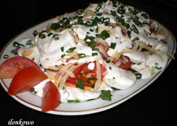 Fotografia przedstawiająca Warstwowa sałatka pomidorowo-jajeczna