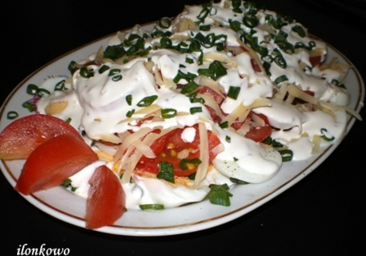 Warstwowa sałatka pomidorowo-jajeczna foto