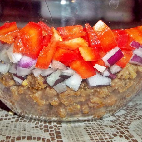 Krok 2 - Warstwowa sałatka z karkówką i chipsami nachos foto