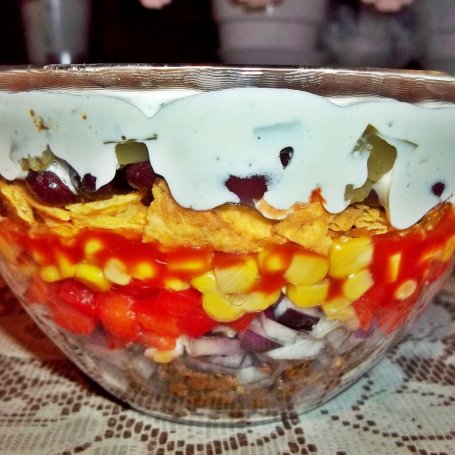 Krok 3 - Warstwowa sałatka z karkówką i chipsami nachos foto