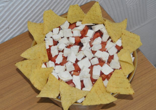Fotografia przedstawiająca Warstwowa sałatka z nachos