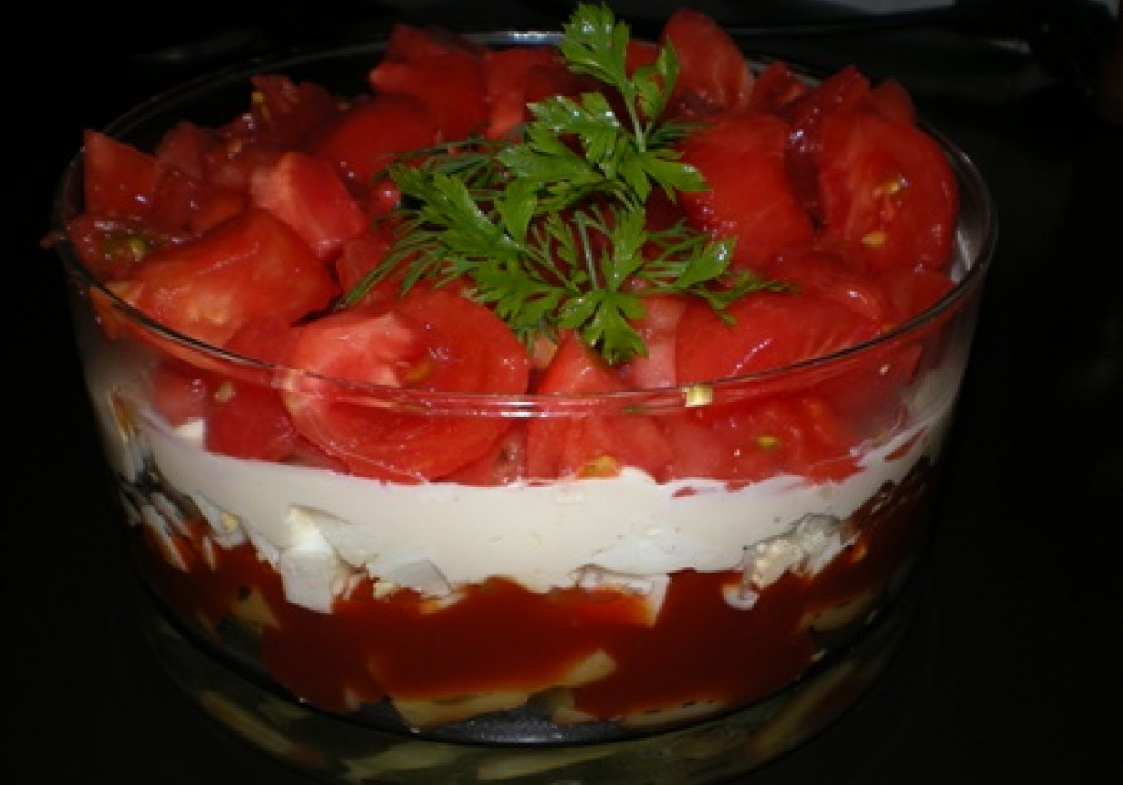 Warstwowa sałatka z pomidorów, fasoli i jaj foto