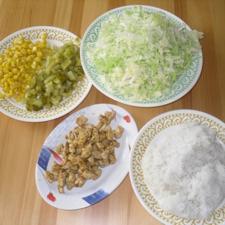 Krok 1 - Warstwowa sałatka z ryżem i kurczakiem foto
