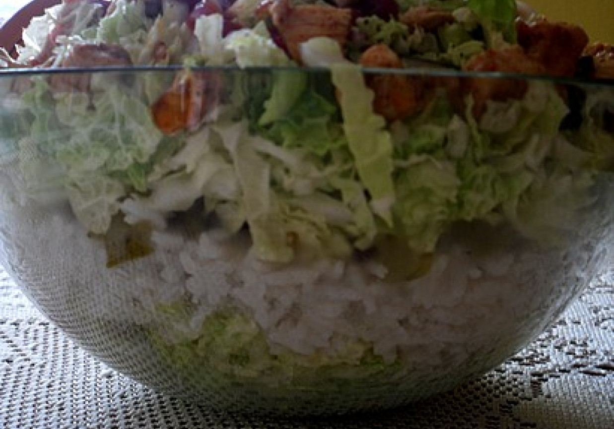 Warstwowa sałatka z ryżem i kurczakiem foto