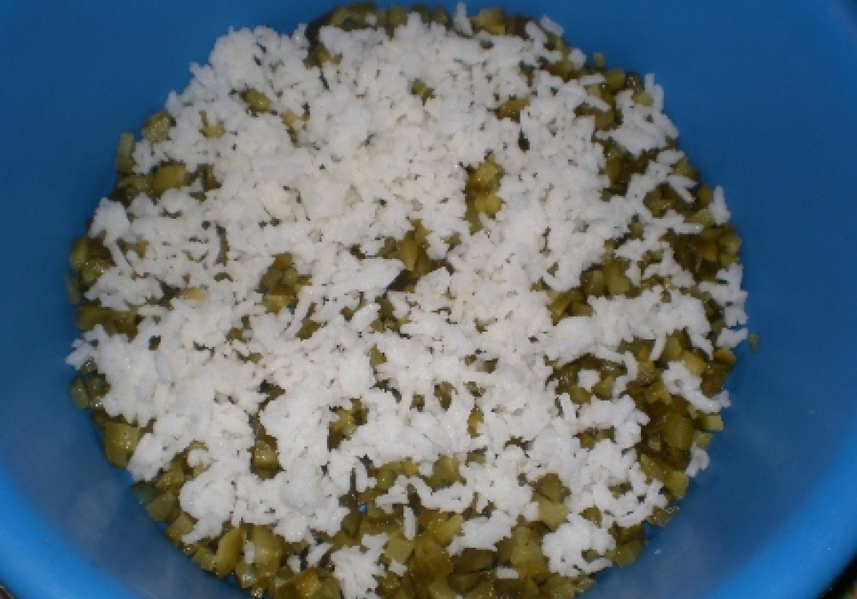 Warstwowa sałatka z ryżem foto