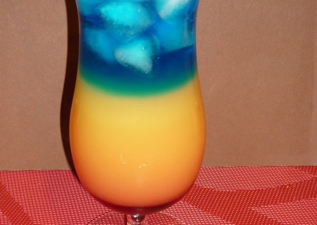 Fotografia przedstawiająca Warstwowy drink z rumem