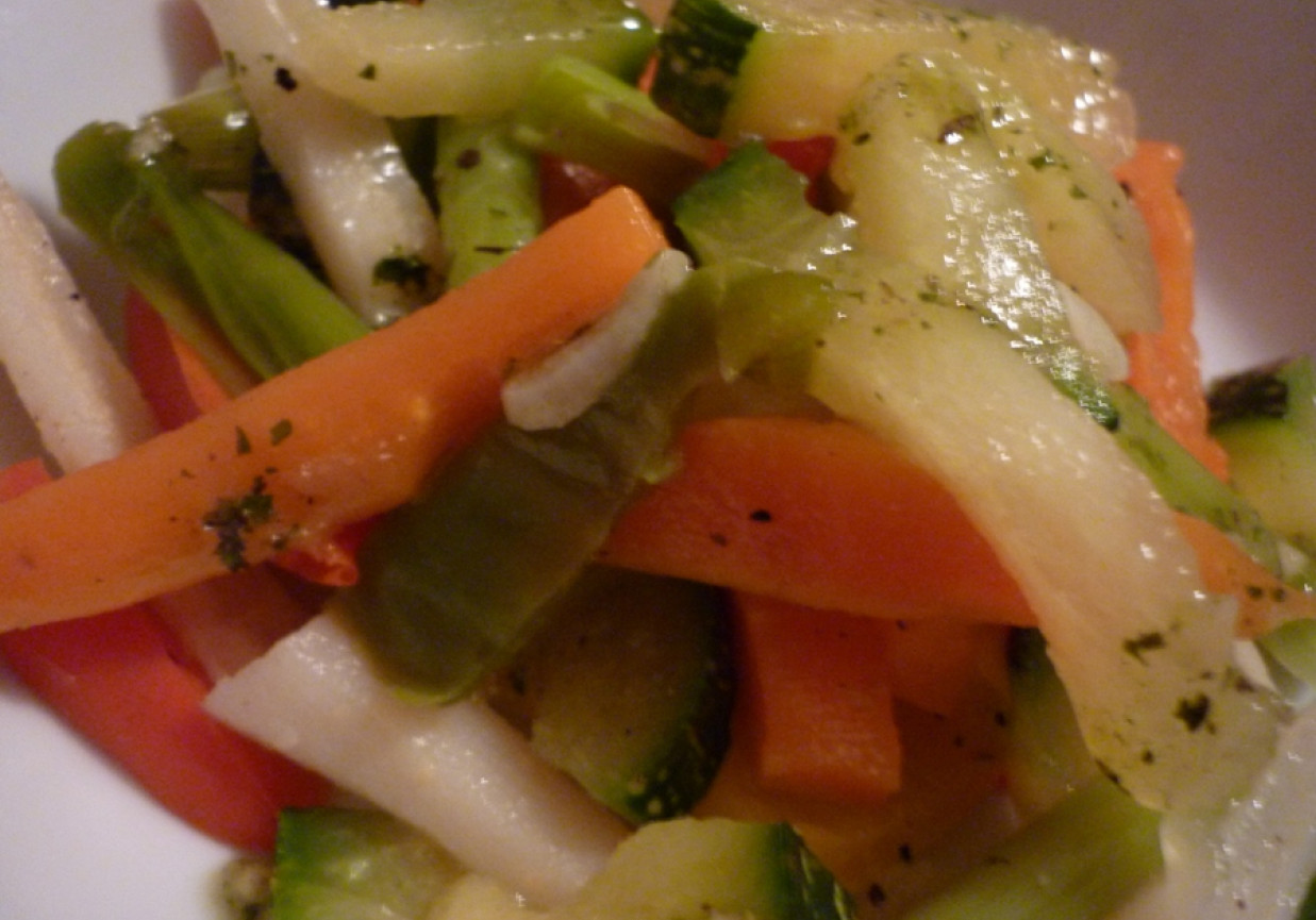 Warzywa gotowane na parze z sosem vinegrette foto