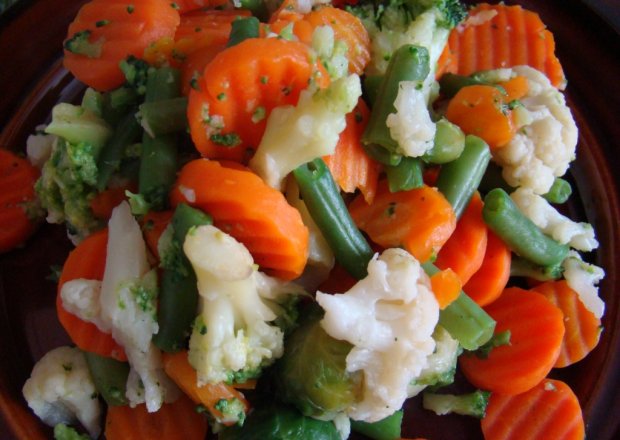 Fotografia przedstawiająca Warzywa gotowane na wodzie ze smakiem