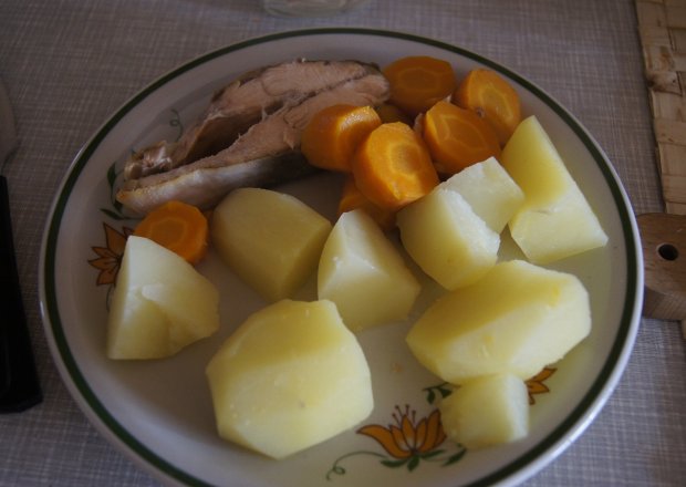 Fotografia przedstawiająca Warzywa i łosoś gotowane na parze
