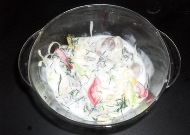 Fotografia przedstawiająca Warzywa i pieczarki w jogurcie.
