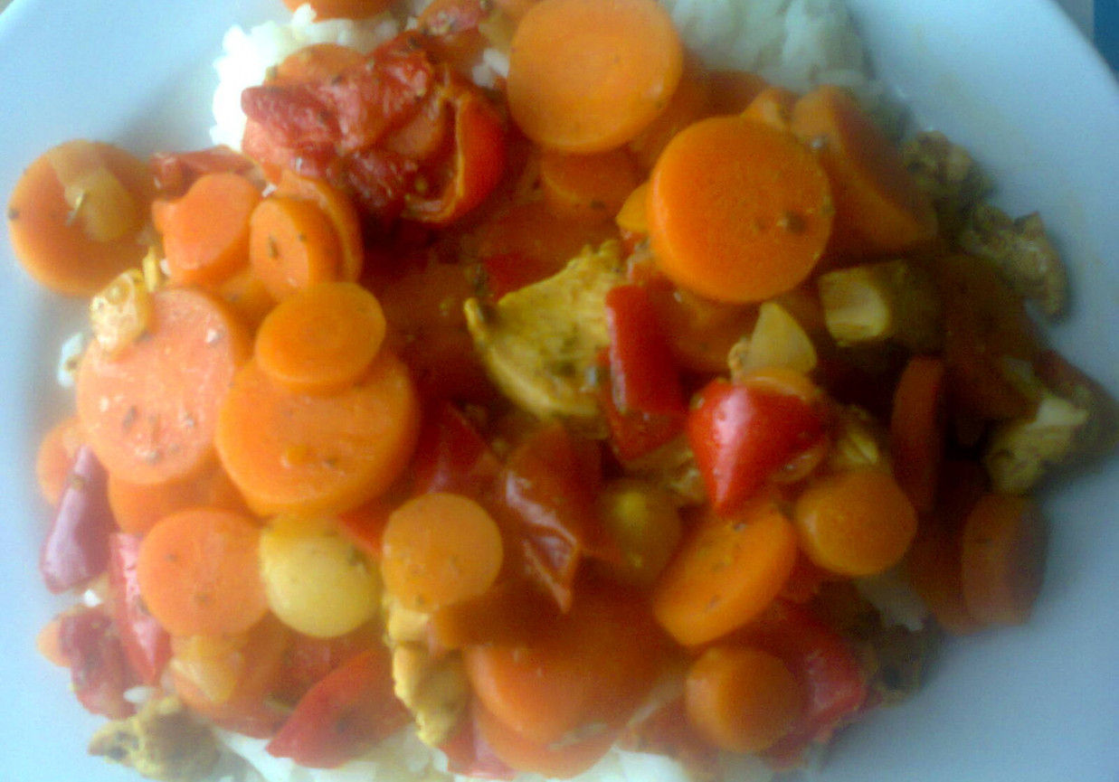 Warzywa na czerwono z ryżem i kurczakiem ;) foto