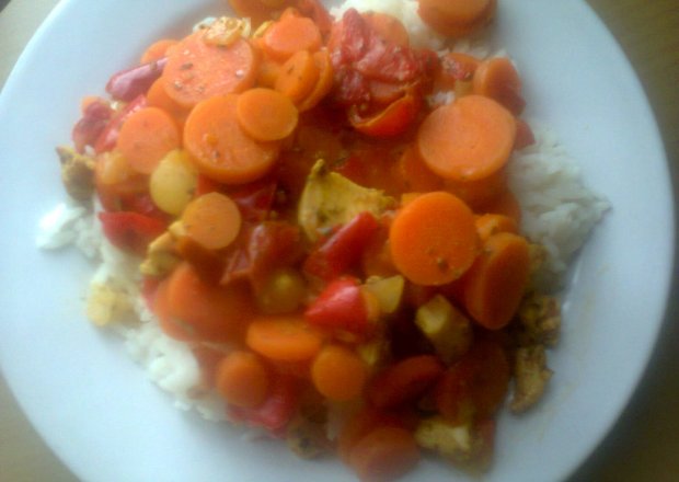 Fotografia przedstawiająca Warzywa na czerwono z ryżem i kurczakiem ;)