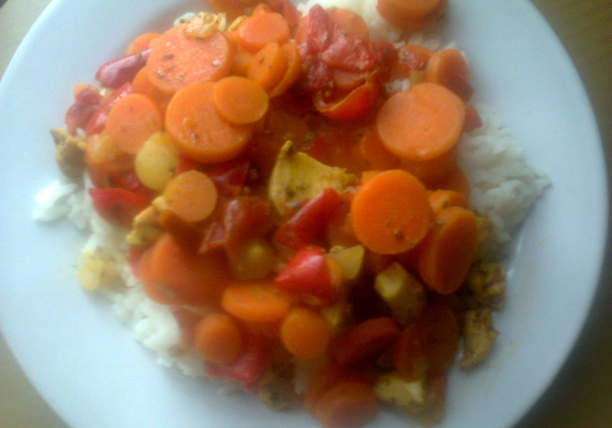 Warzywa na czerwono z ryżem i kurczakiem ;) foto